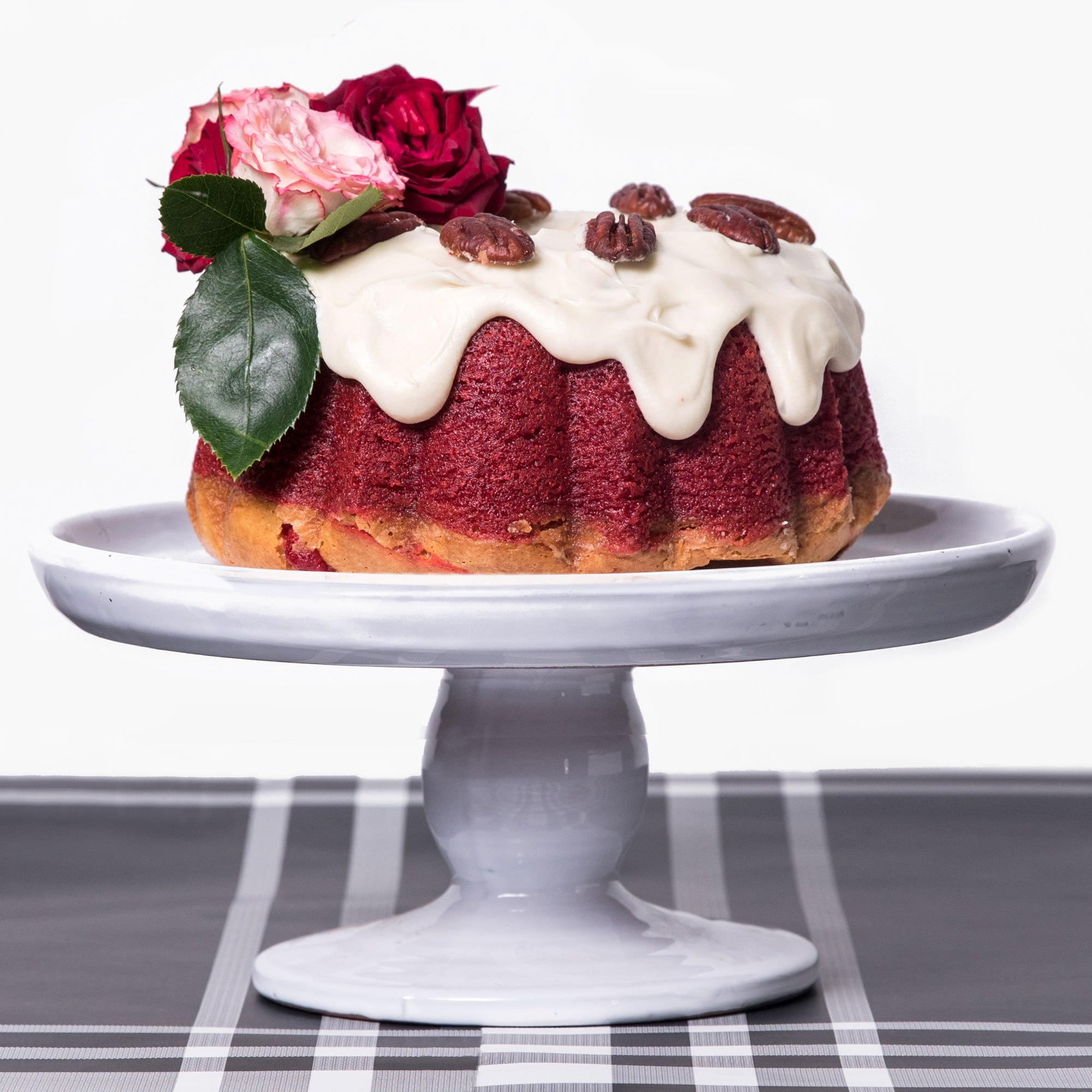 https://andrahallliving.com/cdn/shop/products/Bundt_Cake_on_Pedestal_2000px_2000x.jpg?v=1540501882